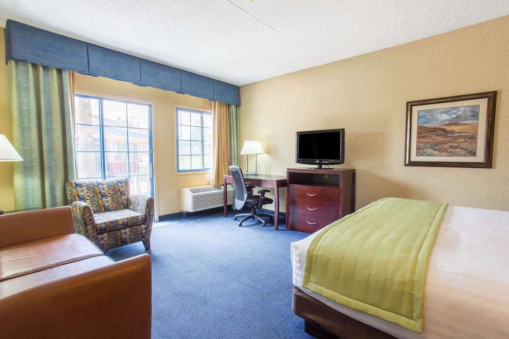 Days Inn & Suites by Wyndham Mesa Near Phoenix 16/36