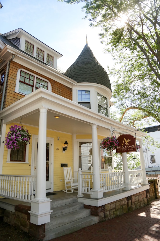 Almondy Inn 4/77