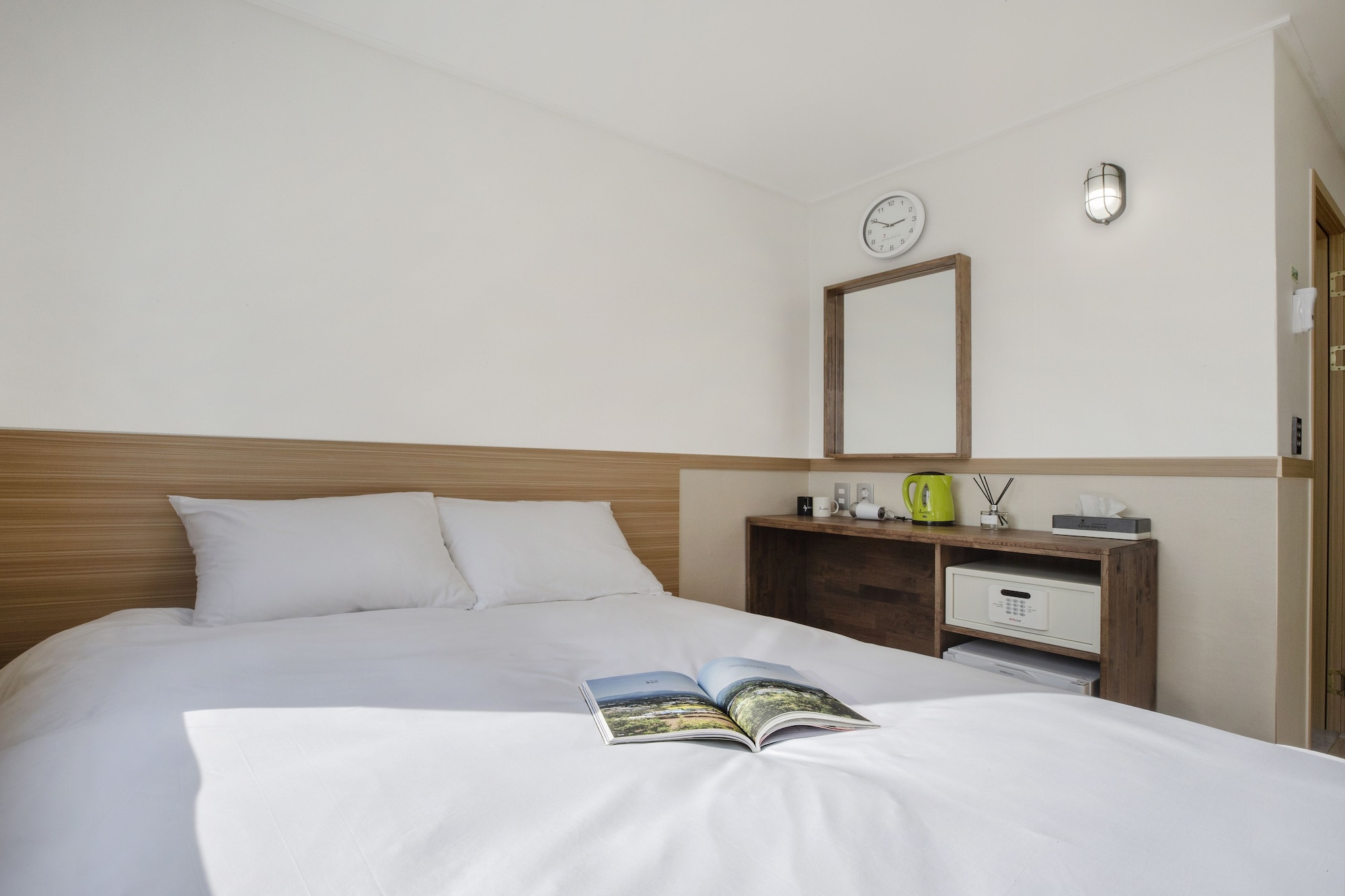 DELUXE, DOUBLE BED