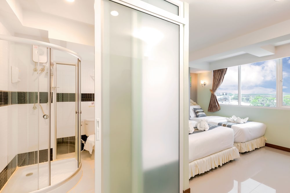 RoomQuest Suvarnabhumi Airport Rom Klao 49/55