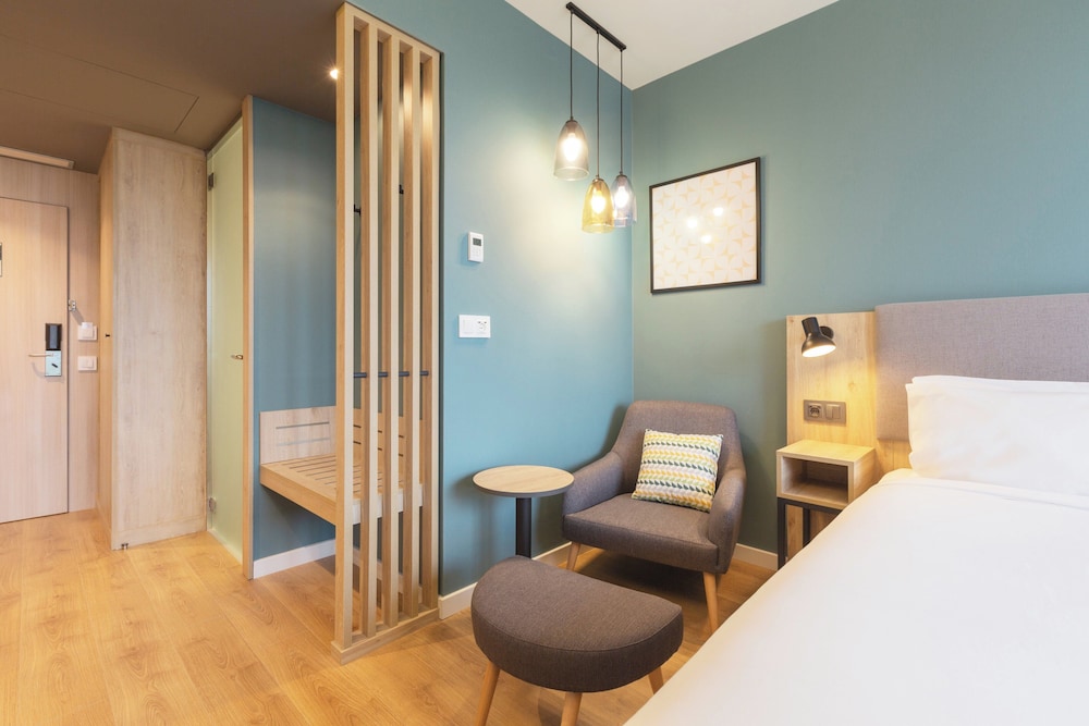 غرفة بريميوم بسرير كينج، Holiday Inn Barcelona - Sant Cugat, an IHG Hotel 3/9