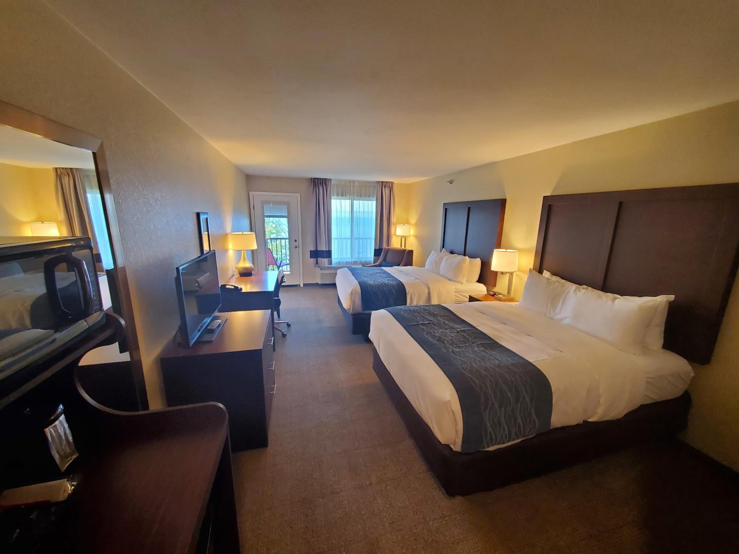 Standard, 2 Queen Beds, Ake Front