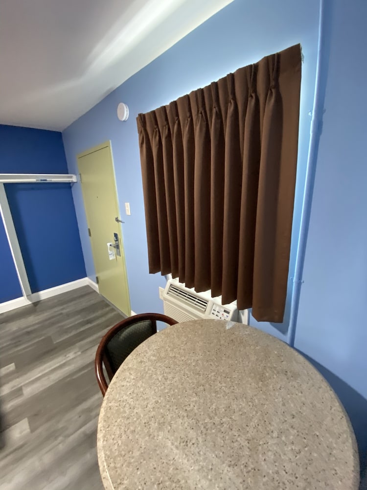 Red Carpet Inn and Suites 17/22