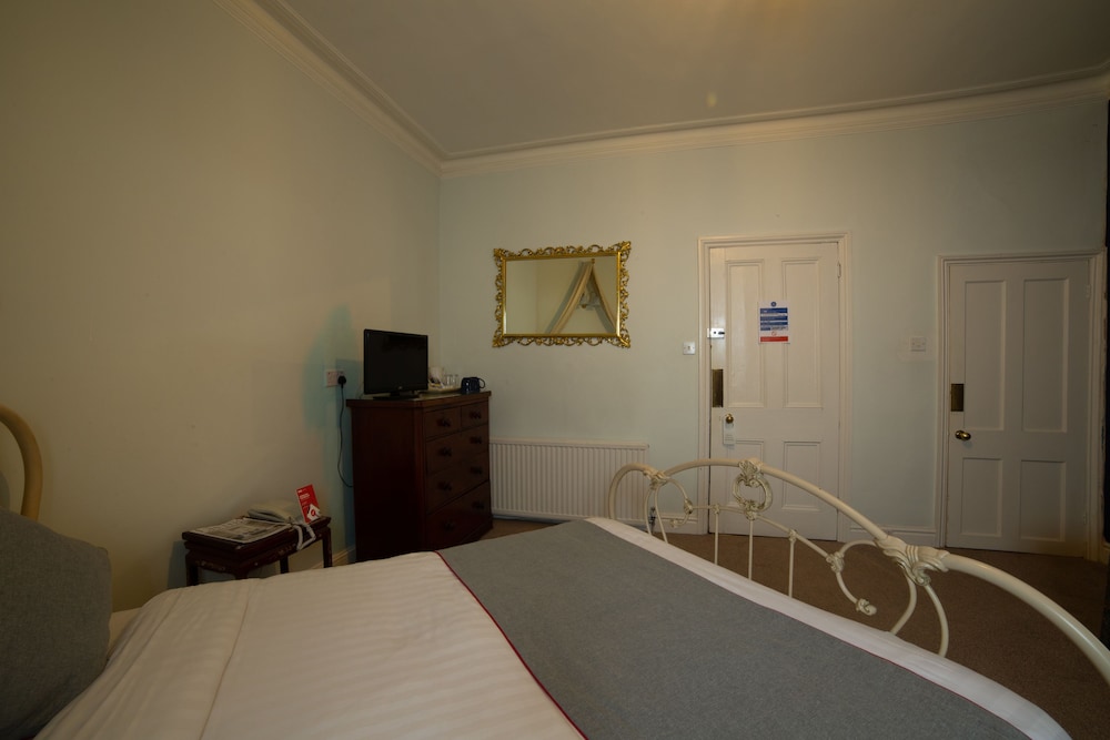 FINES BAYLIWICK HOTEL 11/28