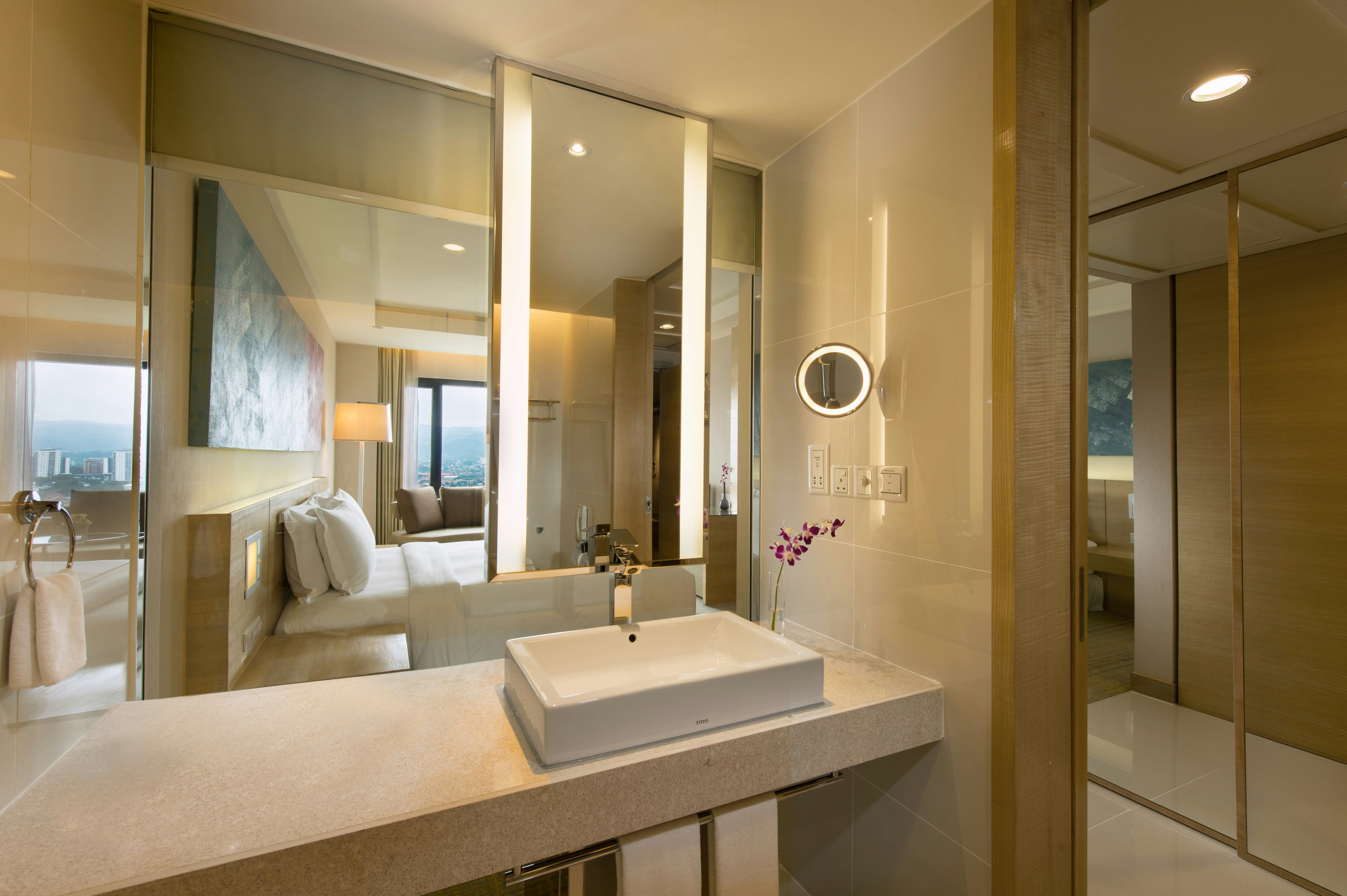 غرفة ديلوكس بسرير كينج بإطلالة على الجبل، Doubletree By Hilton Kuala Lumpur 3/4