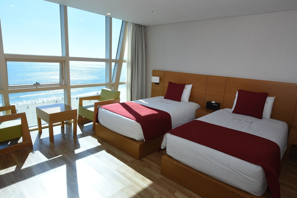DELUXE, TWIN BEDS, SEA VIEW