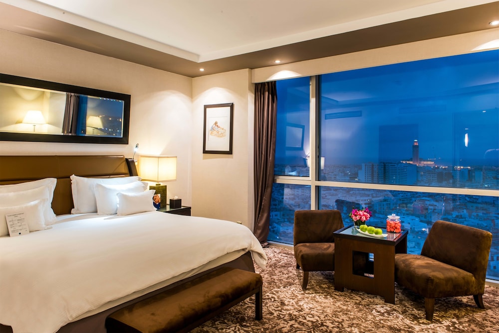 PREMIUM, 2 QUEEN BEDS, CITY AND OCEAN VIEW