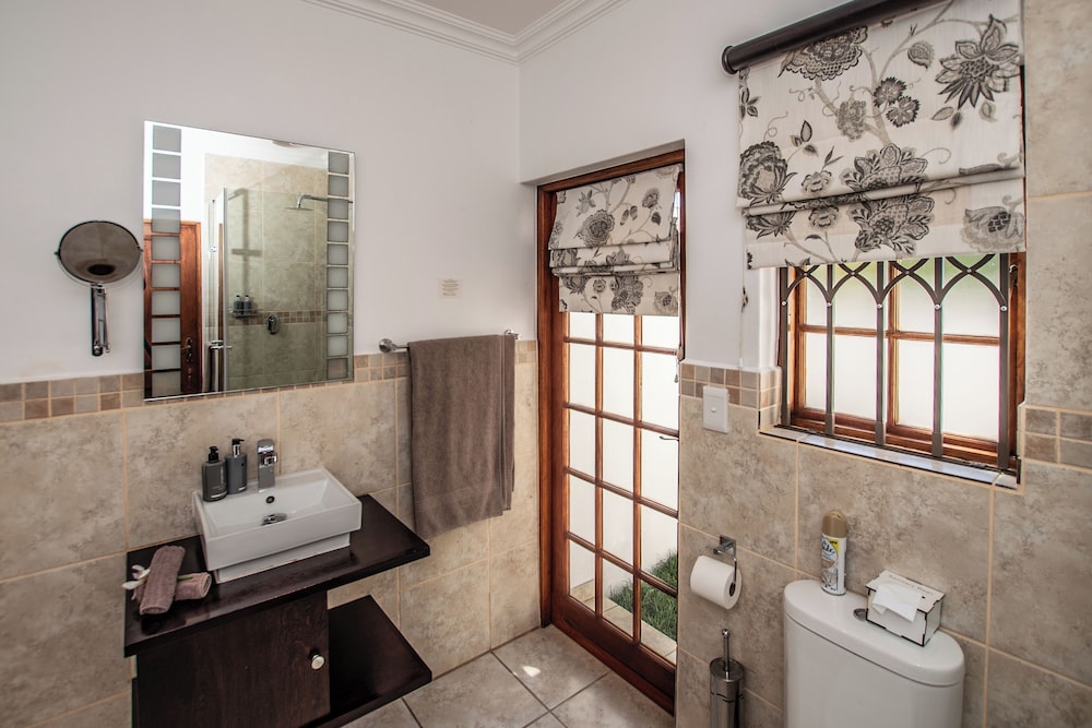 Nut Grove Manor Boutique Hotel 48/50