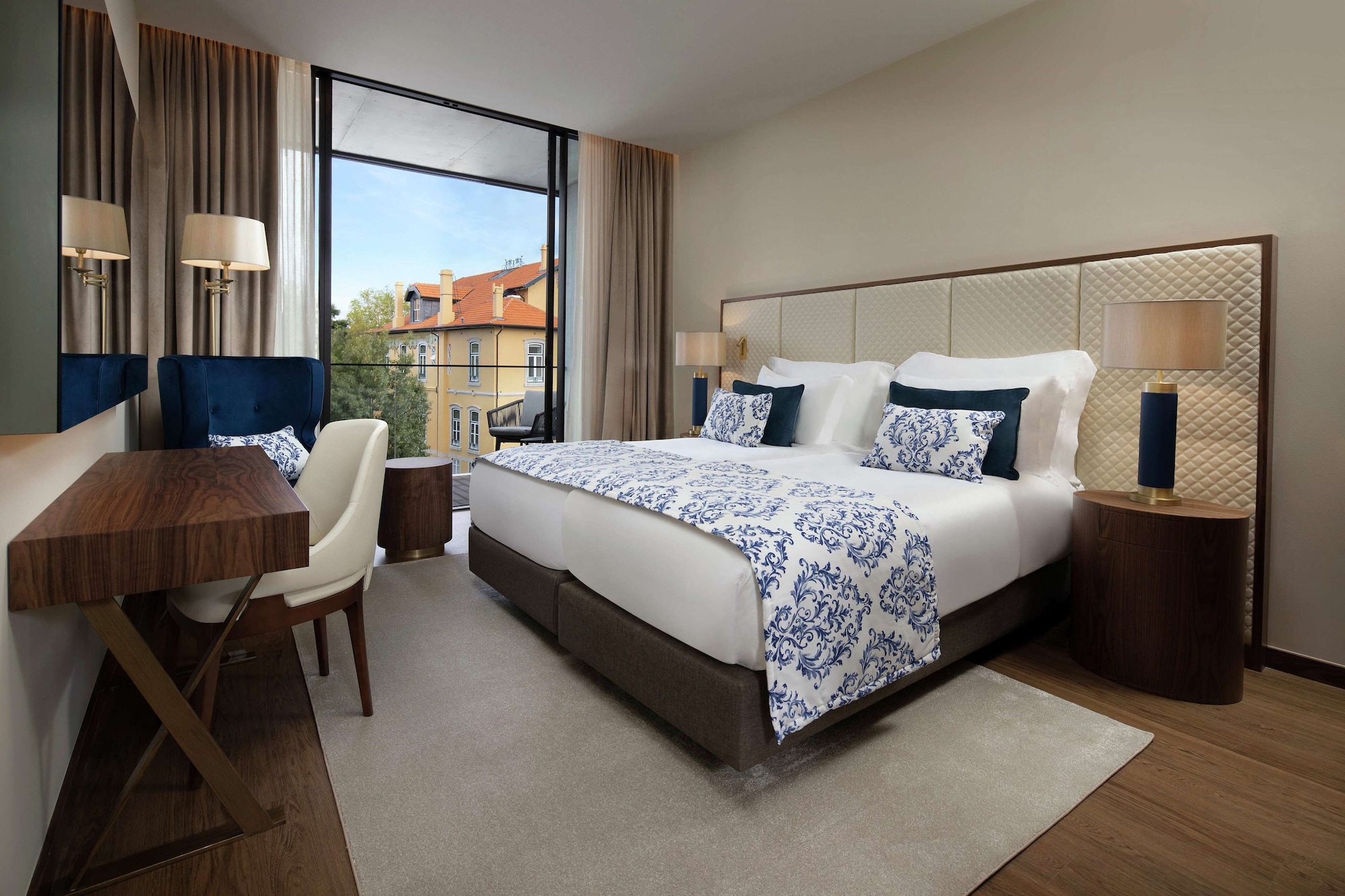 SUPERIOR, KING BED, BALCONY