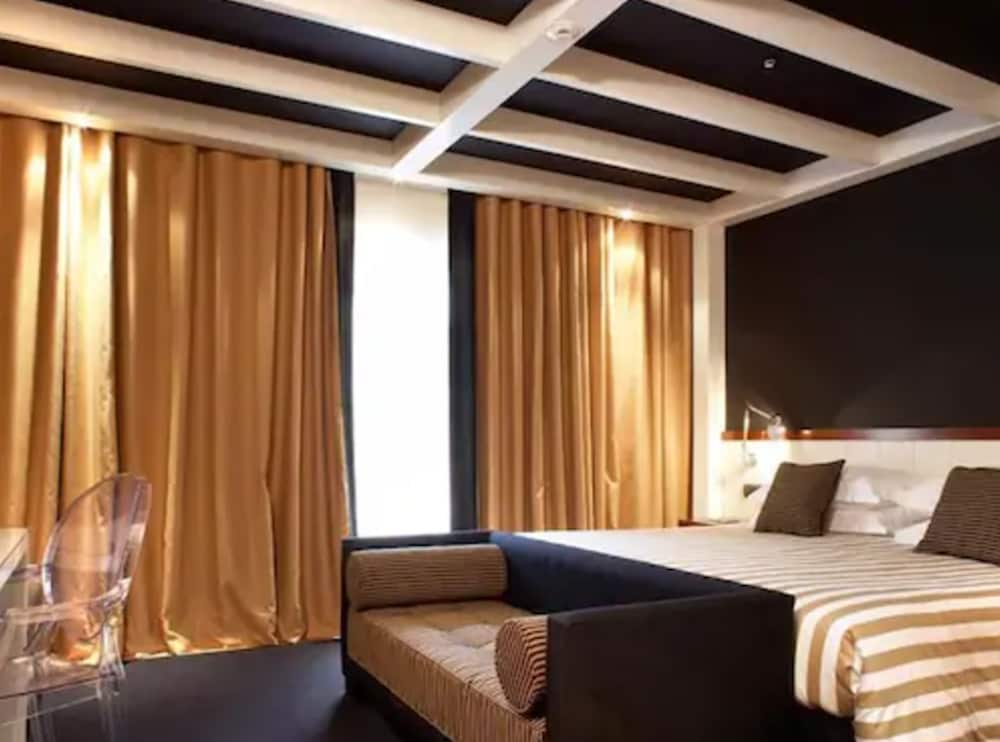 U232 Hotel 42/66