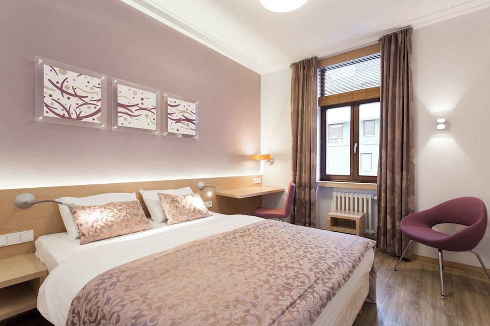 CAROL HOTEL 20/52