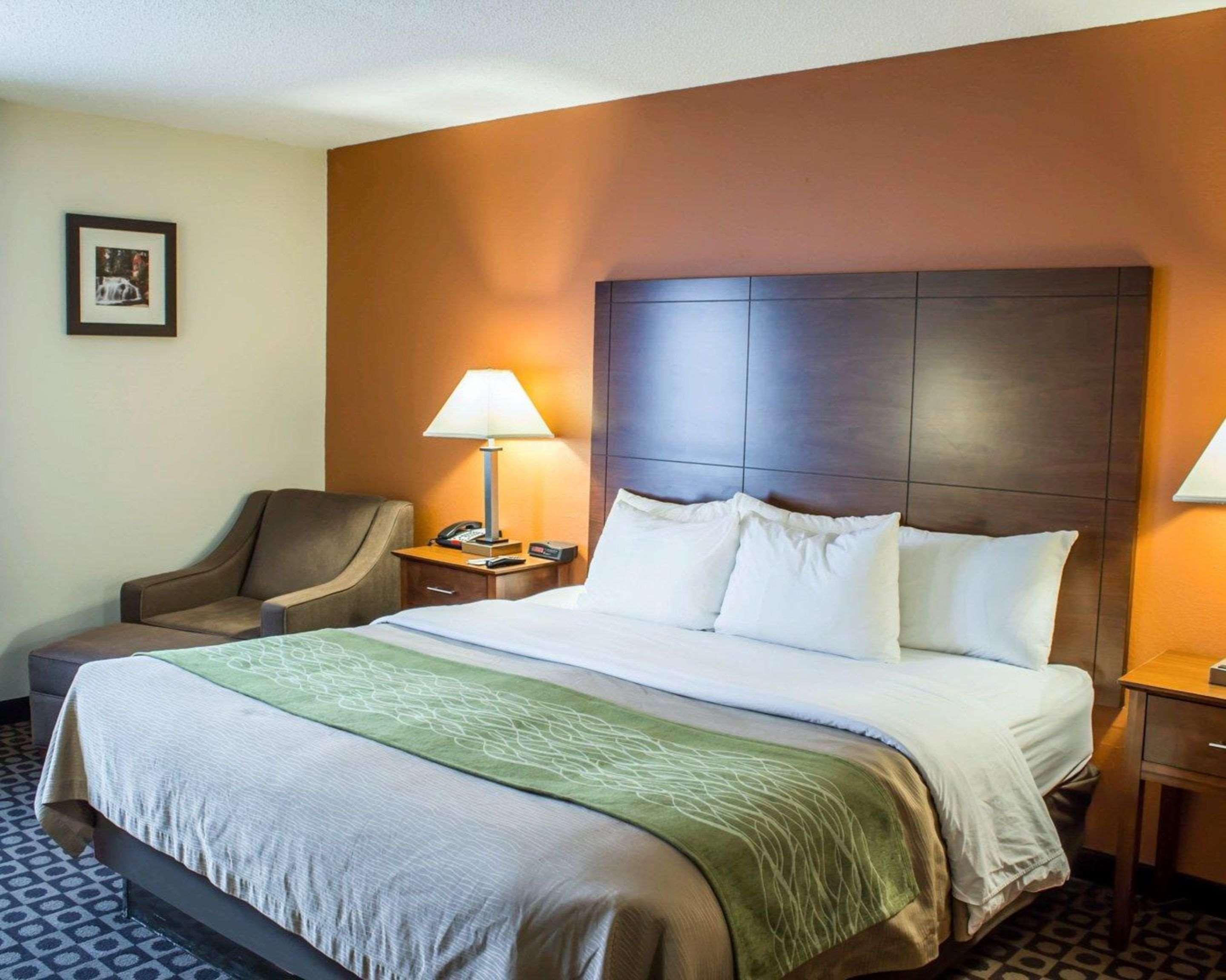 ROOM, KING BED