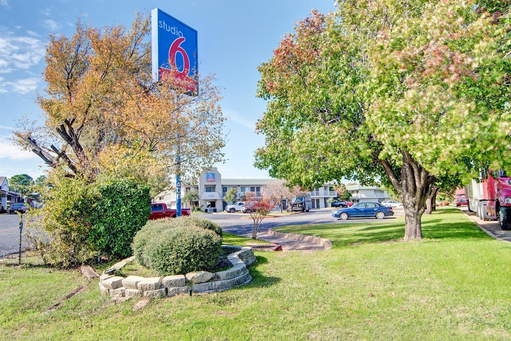 Studio6 Grand Prairie, TX 44/60