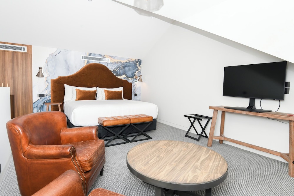 LAKE JINDABYNE HOTEL 57/75