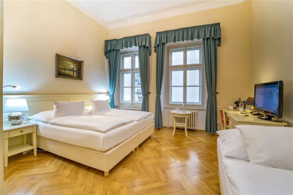 ROOM, SINGLE