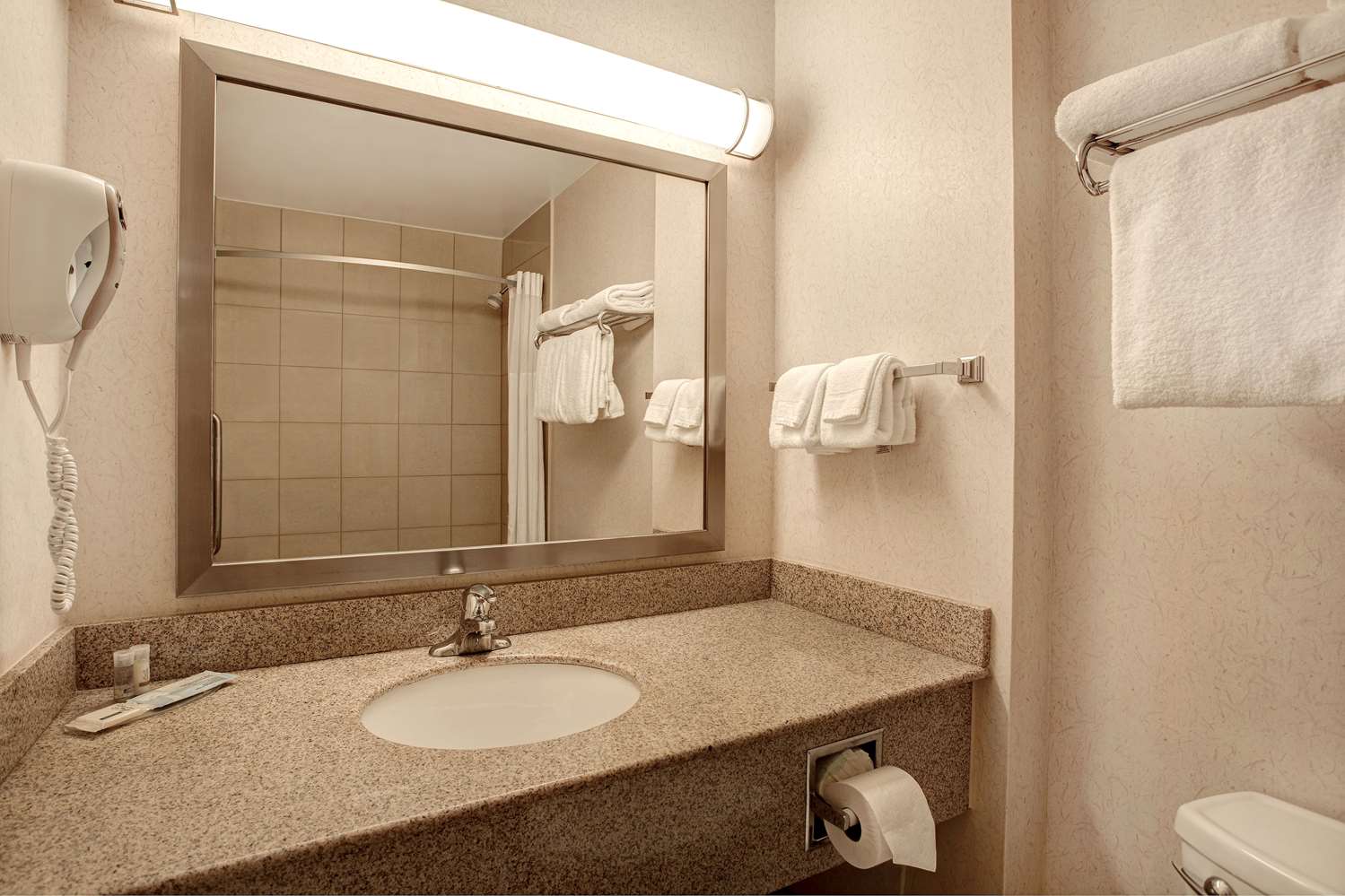 Days Inn & Suites By Wyndham Collingwood 35/38
