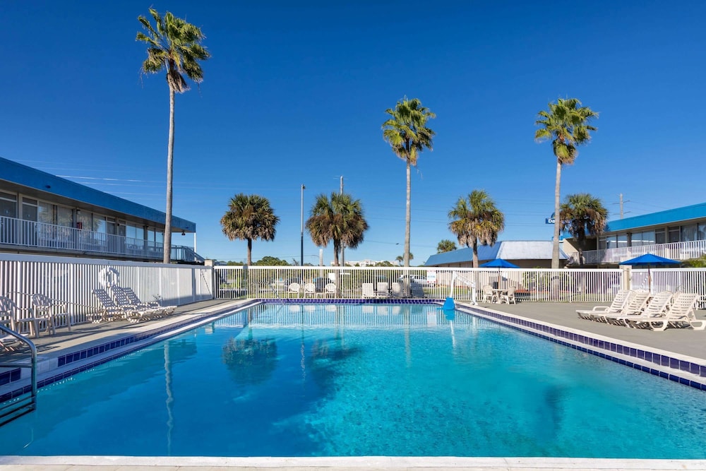 Days Inn by Wyndham Titusville Kennedy Space Center 1/37