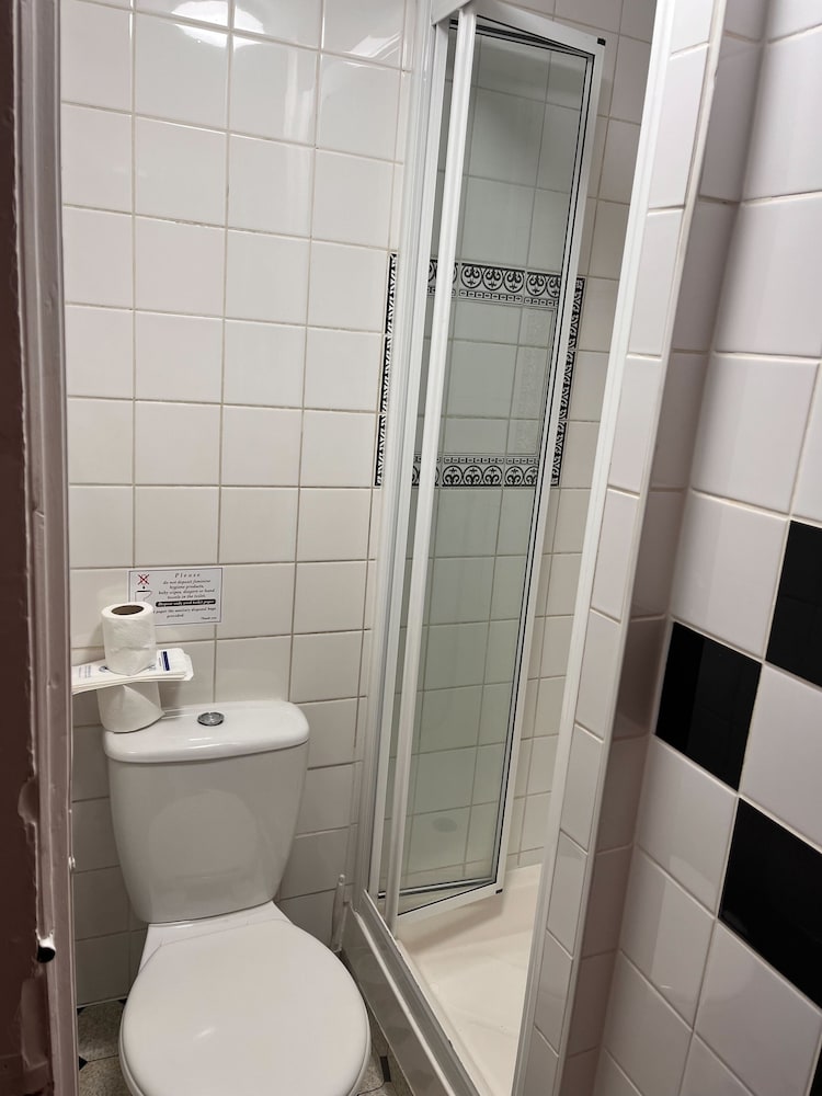 ROOM, SINGLE, SHARED BATHROOM