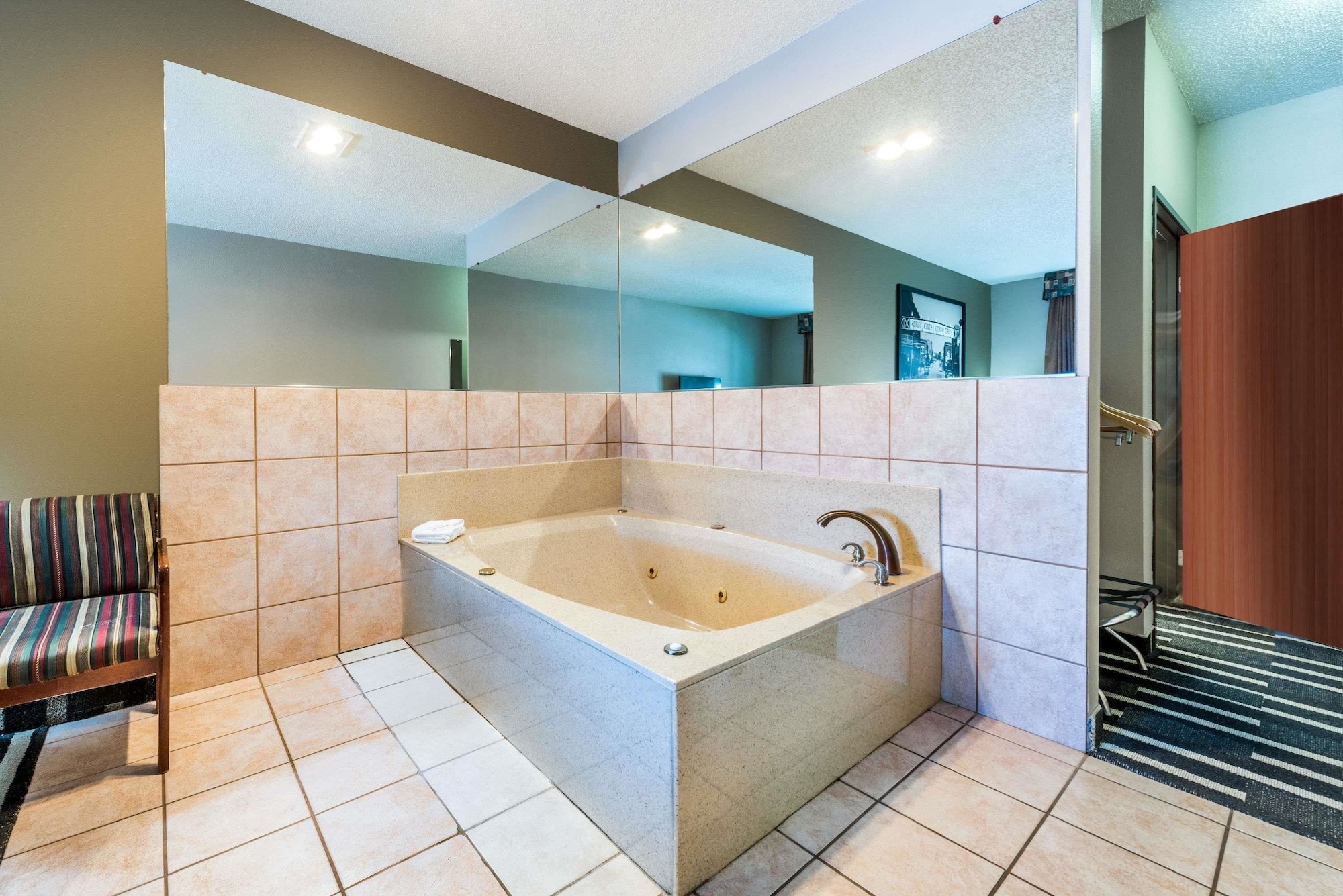 غرفة قياسية بسرير كينج للمدخنين، Super 8 By Wyndham Fort Worth North 4/4