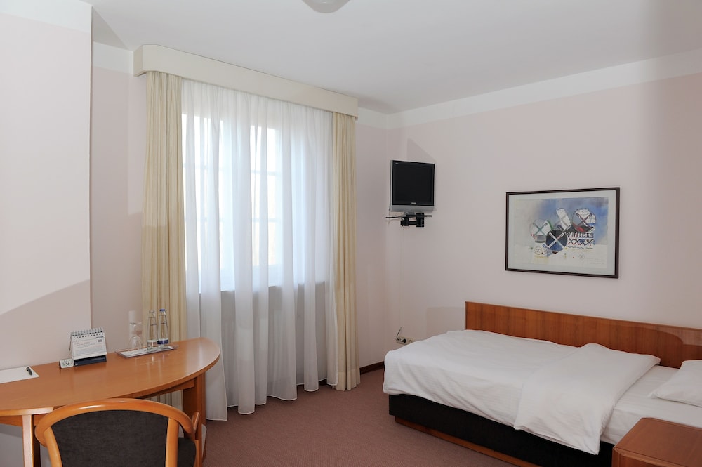 1 BEDROOM, EXCLUSIVE, SINGLE