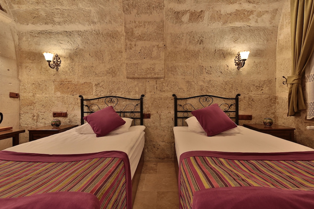 ROOM, TWIN BEDS