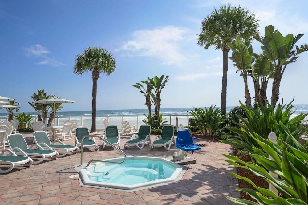 Days Inn by Wyndham Daytona Oceanfront 2/37