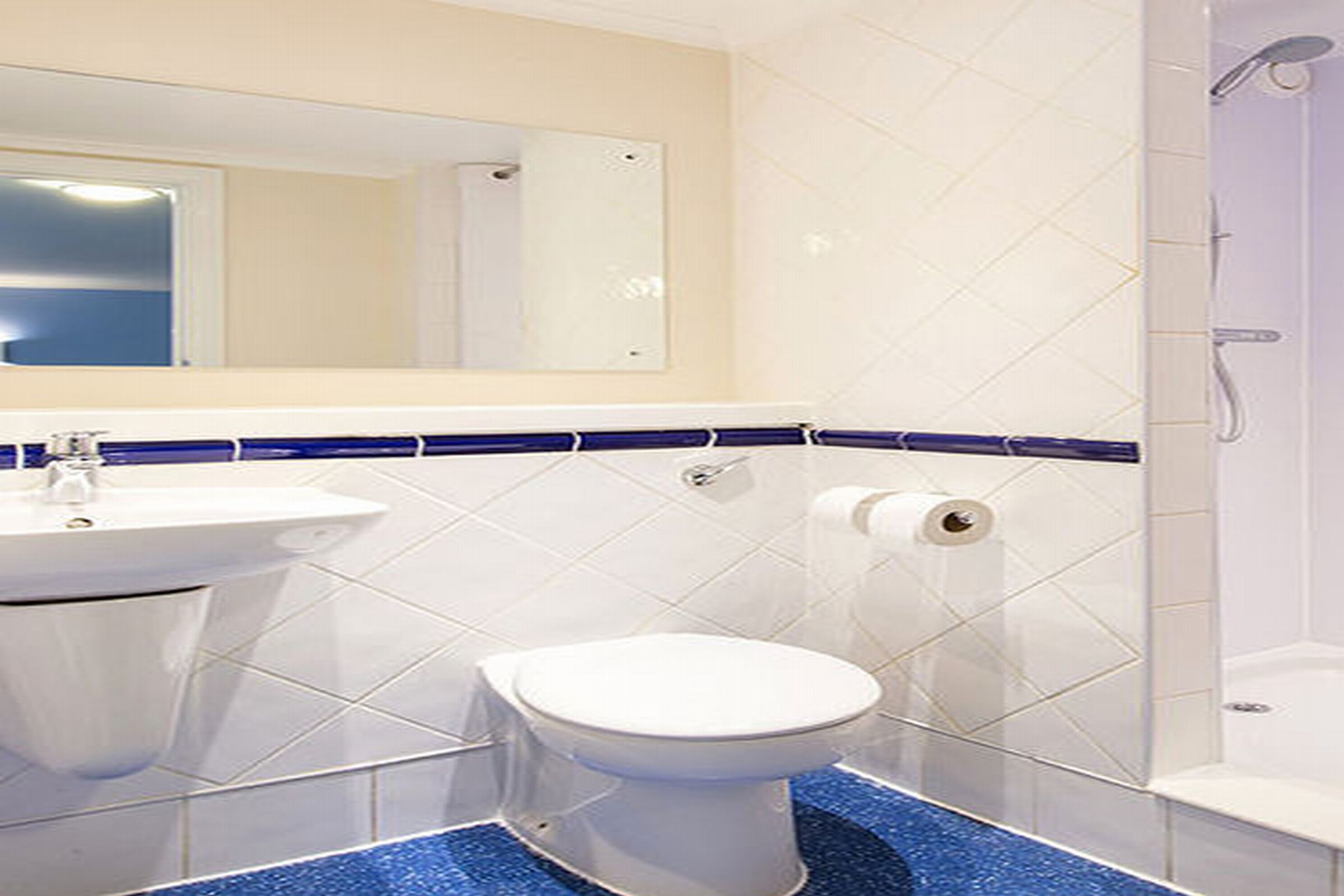 Travelodge Cardiff Airport 11/11