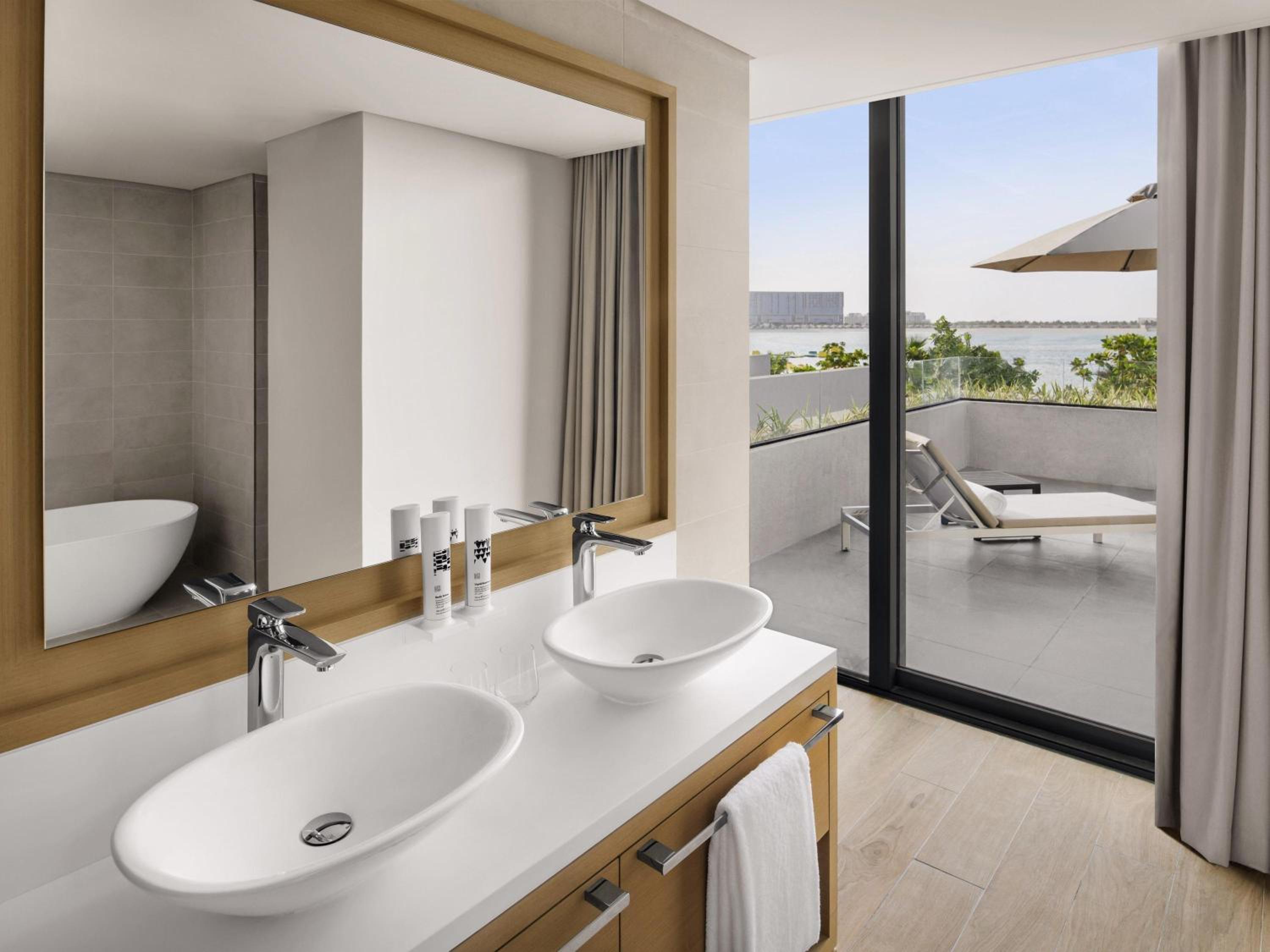 Junior Suite, King Bed, Beach Front, Terrace، Movenpick Resort Al Marjan Island 3/3