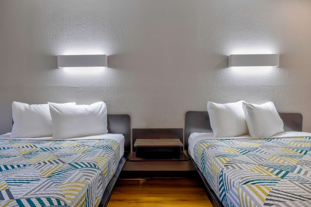 2 Queen Beds - Non-Smoking, Micfridge