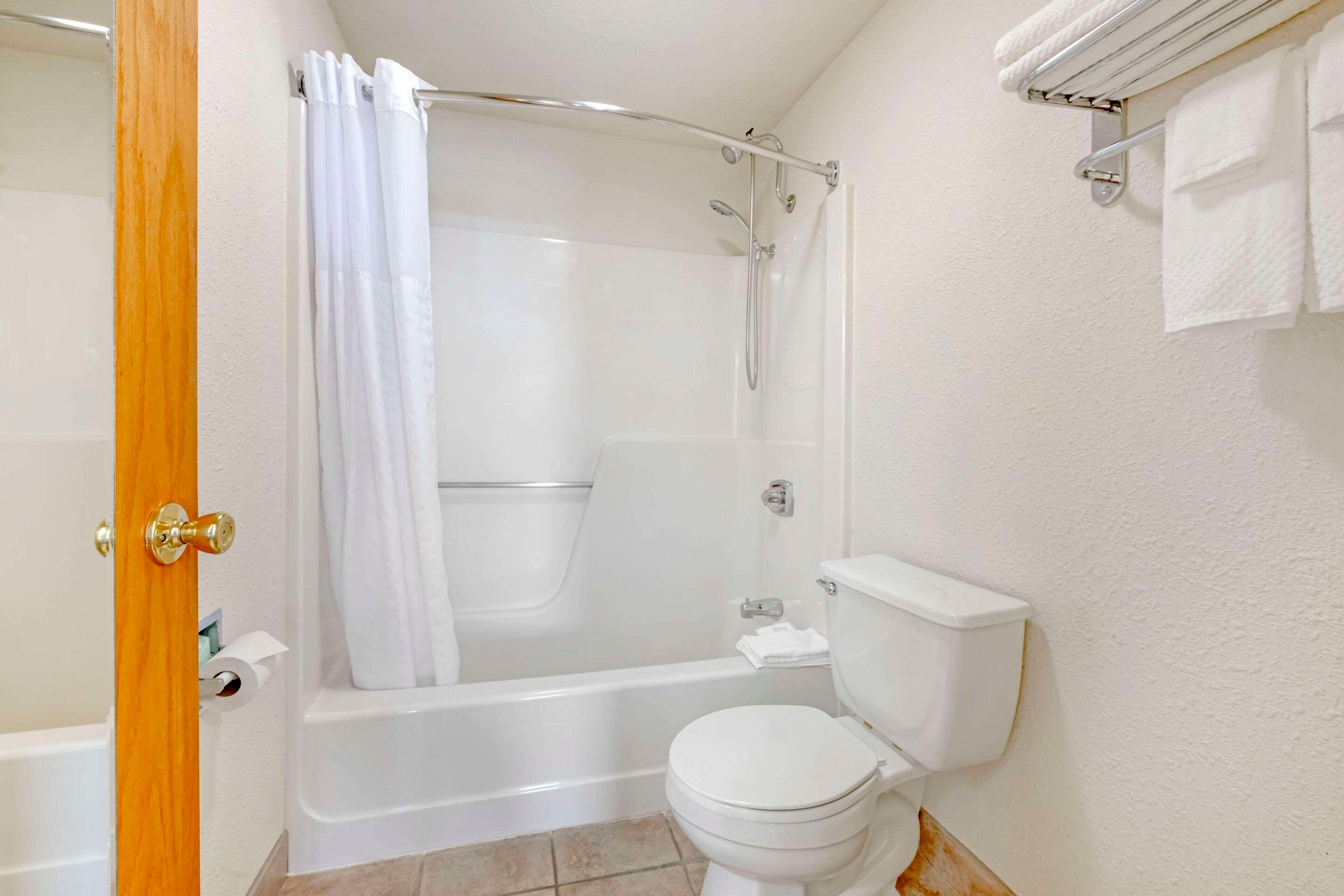 جناح بسرير كينج، Quality Inn Ashland Lake Superior 2/2