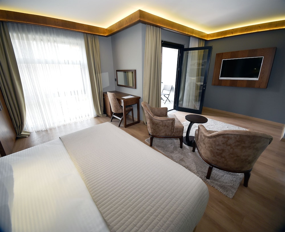 The Elegant Hotel 20/50