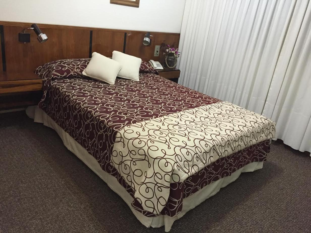 Hotel Morales 8/40