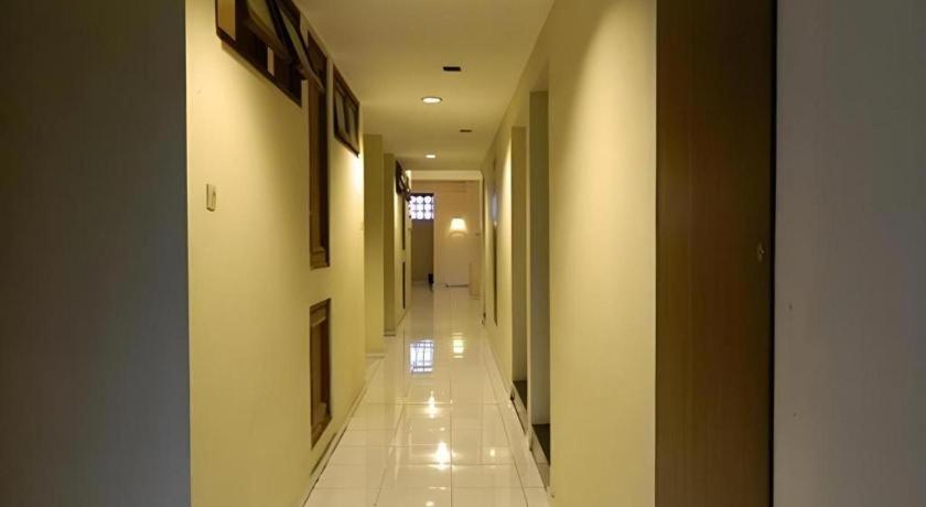 Hotel Bintang Solo 30/50