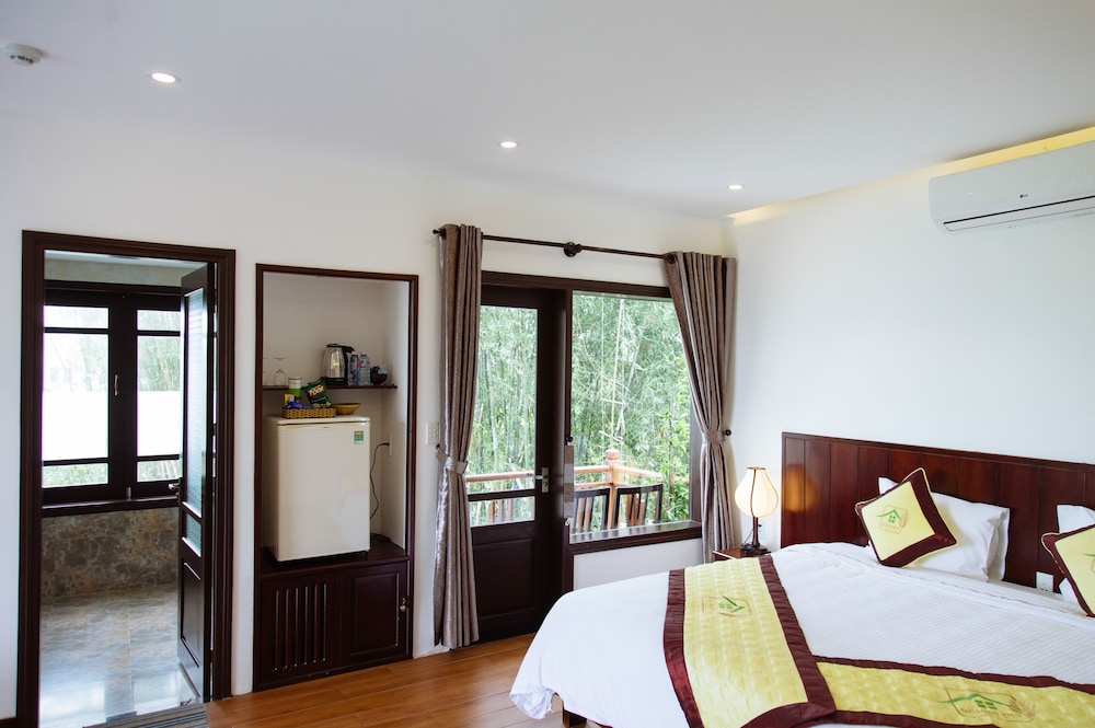 DELUXE, DOUBLE OR TWIN BED, POOL VIEW