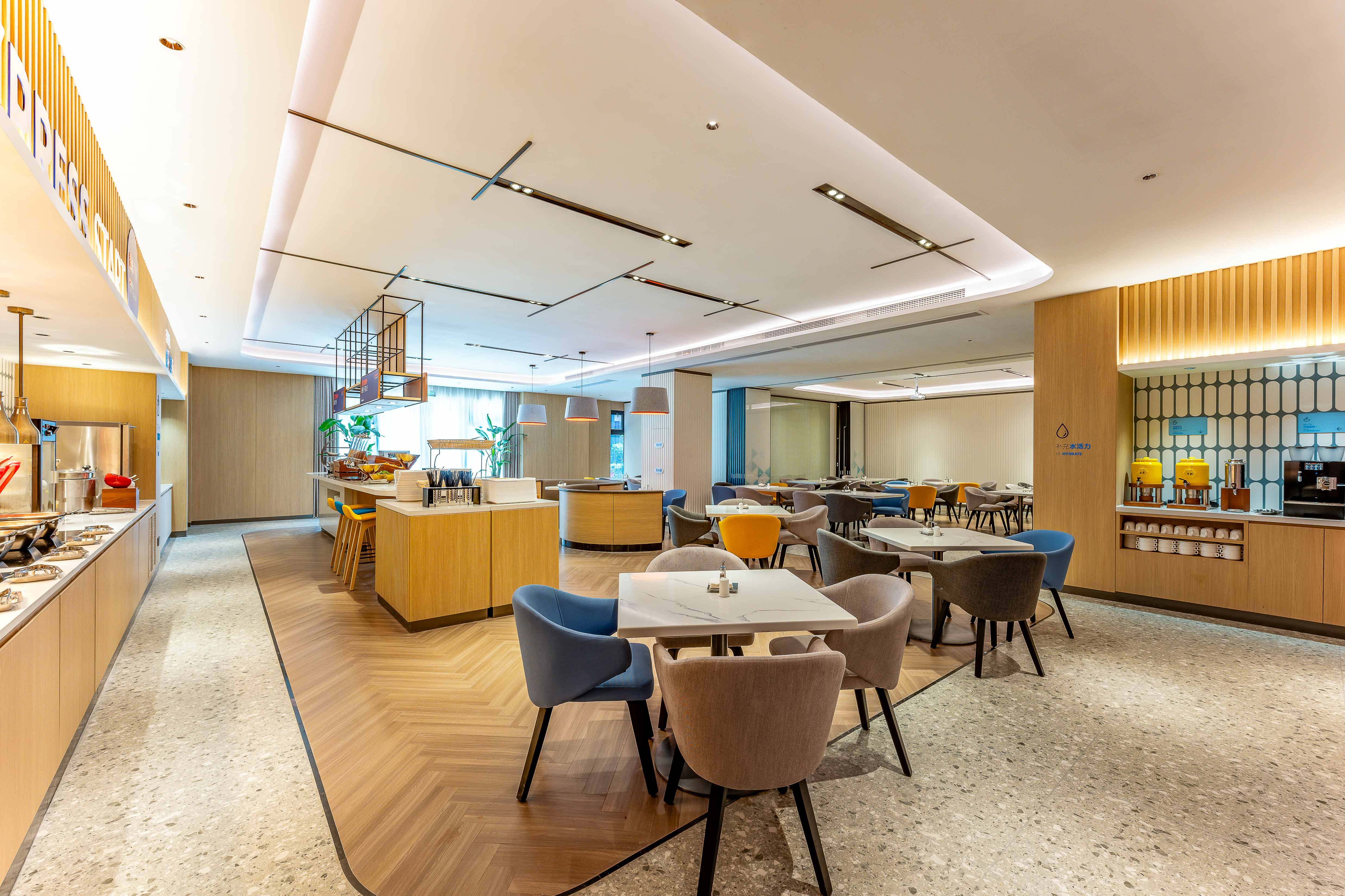 Holiday Inn Express Wuxi East Station 17/23