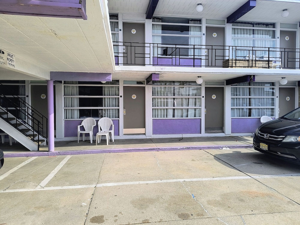 Monaco Motel 32/46