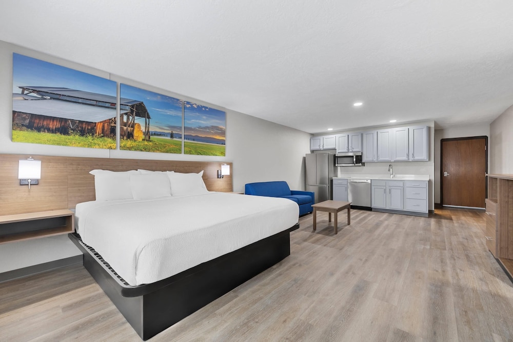 Efficiency, Suite, King Bed, Sofa