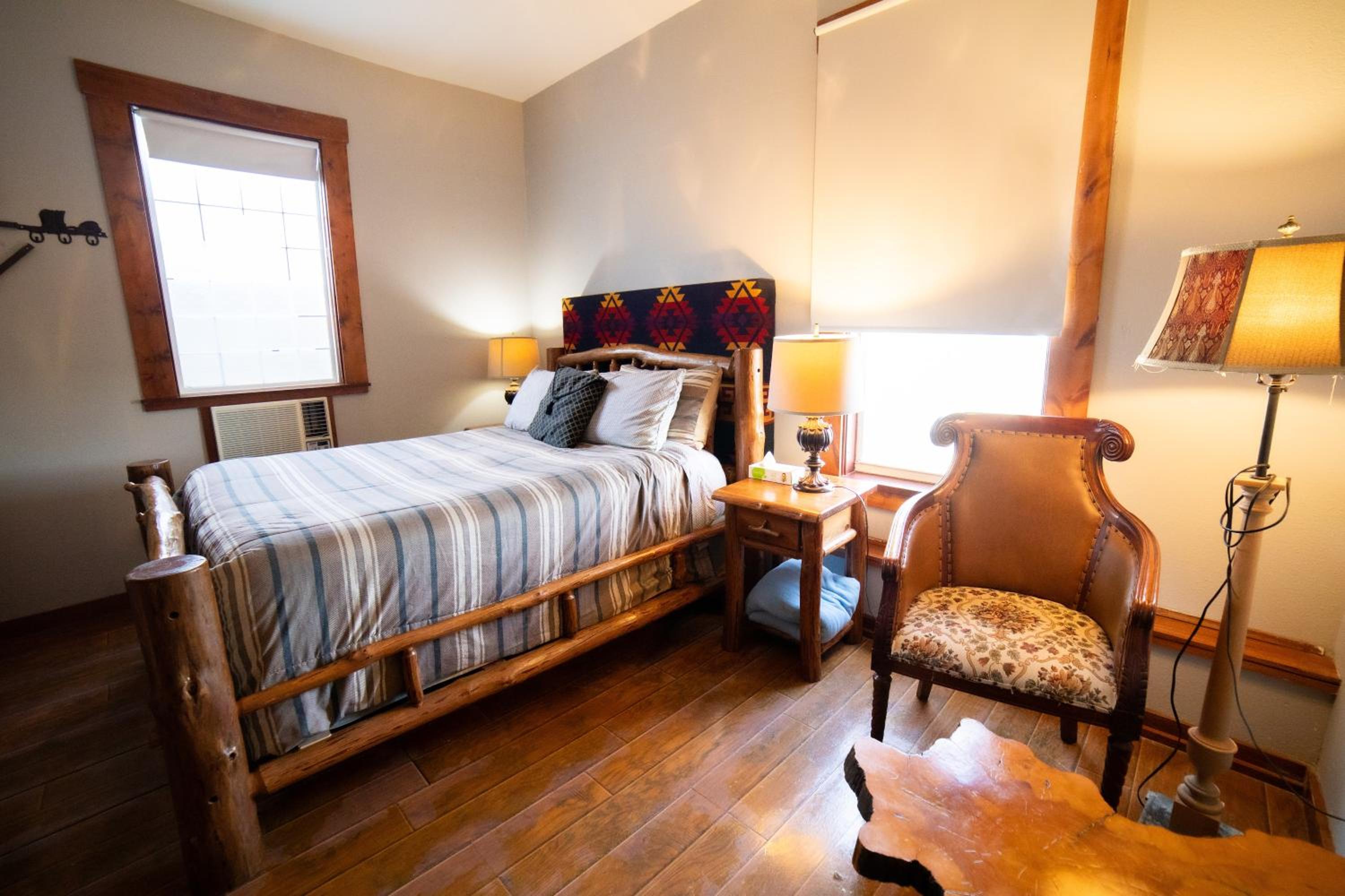 Premium, Cabin, Queen Bed, Oak Tree Hotel 3/10