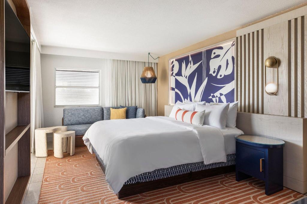 Cove, Guest Room, King Bed, Water View, Balcony