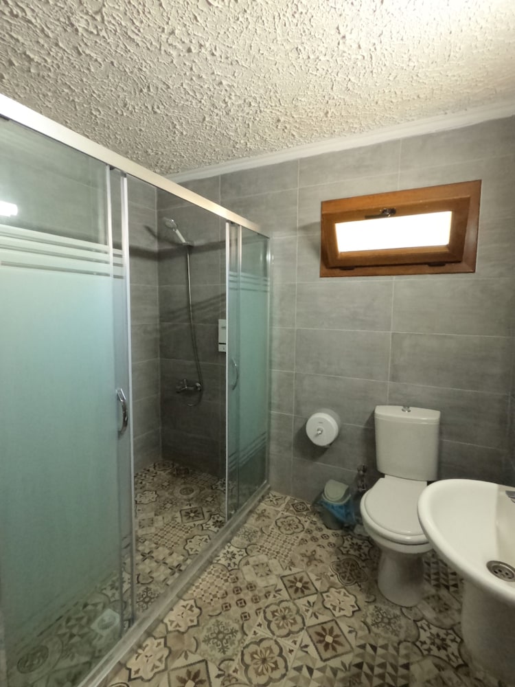 Ados Hotel 18/56