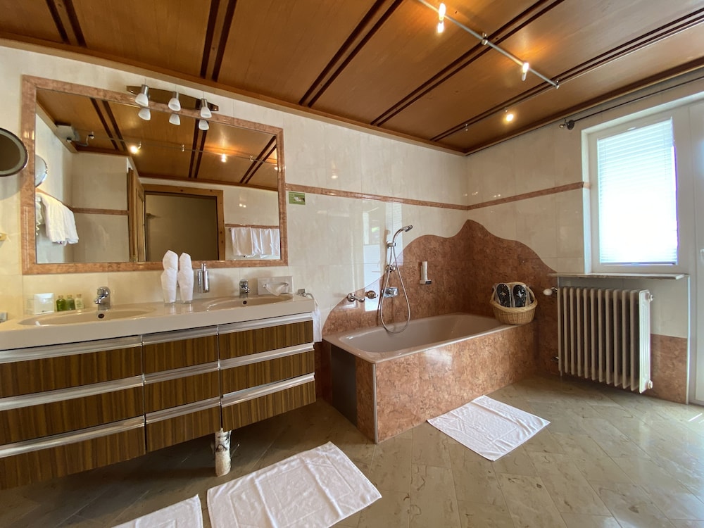 HAUS WOLF IM ALPINE PALACE NEW BALANCE LUXUS RESORT 50/50