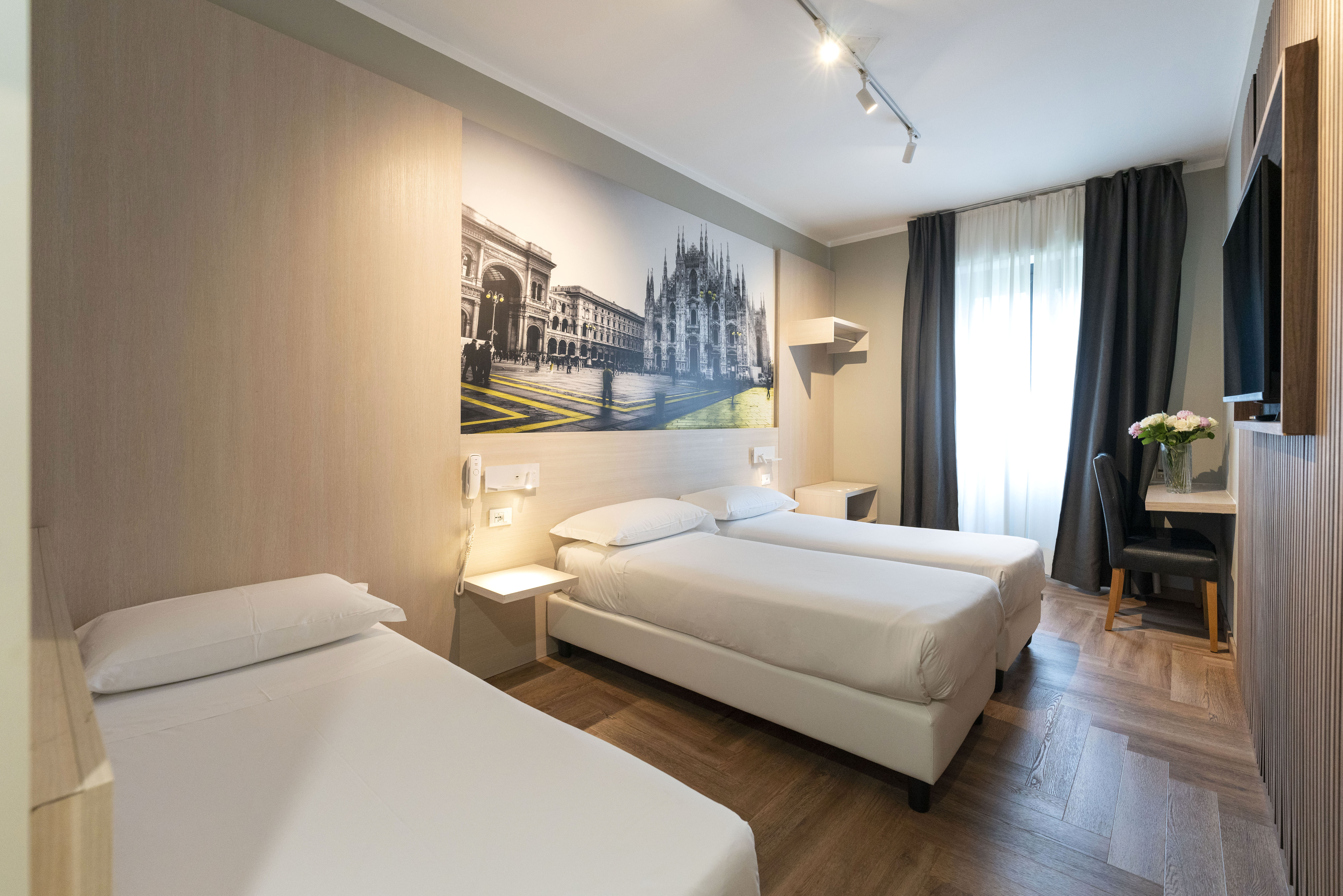 DELUXE, DOUBLE OR TWIN BED