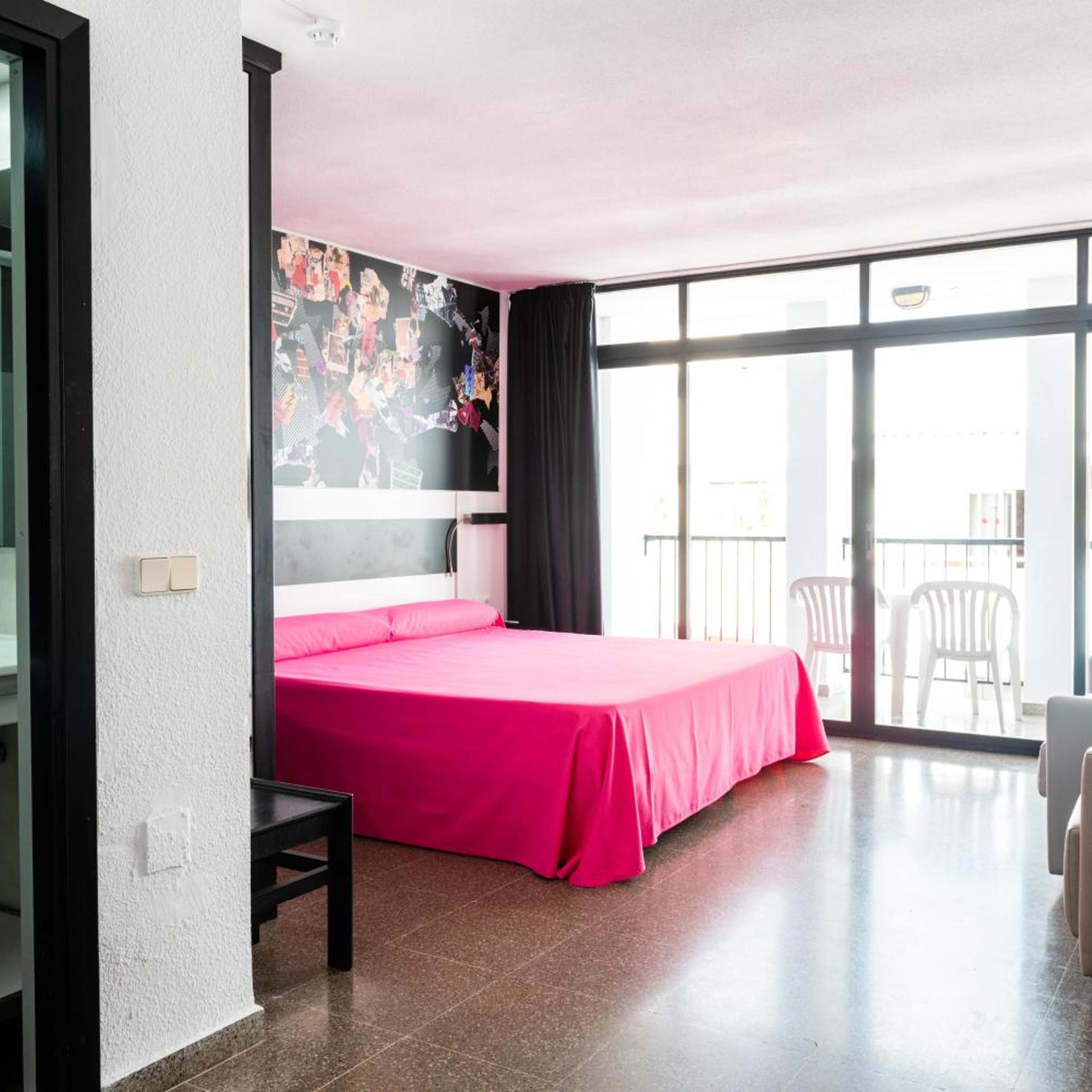 ROOM, DOUBLE BED