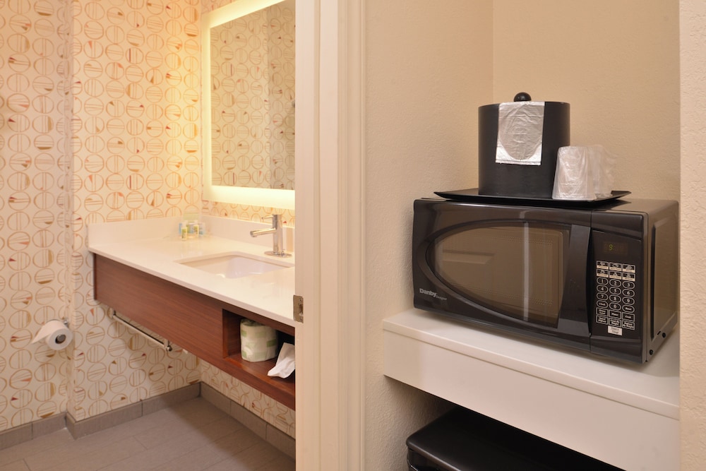 Holiday Inn Hotel And Suites Raleigh Cary I 40 Walnut St 68/68