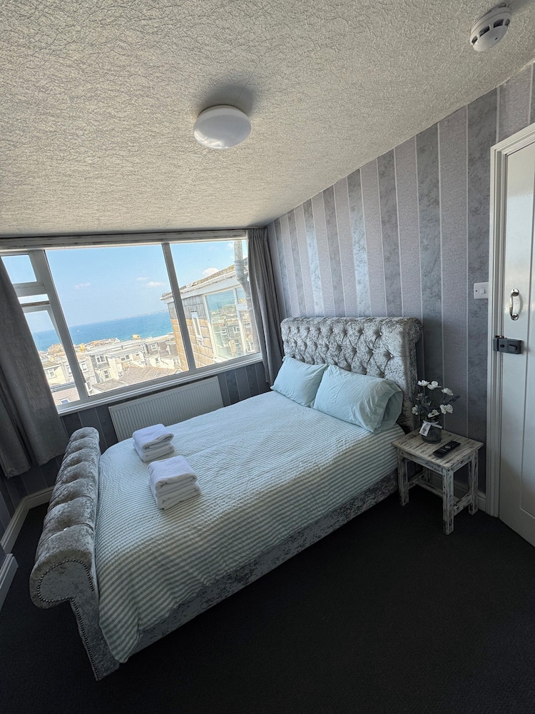 OYO Shore Surf Lodge 20/50