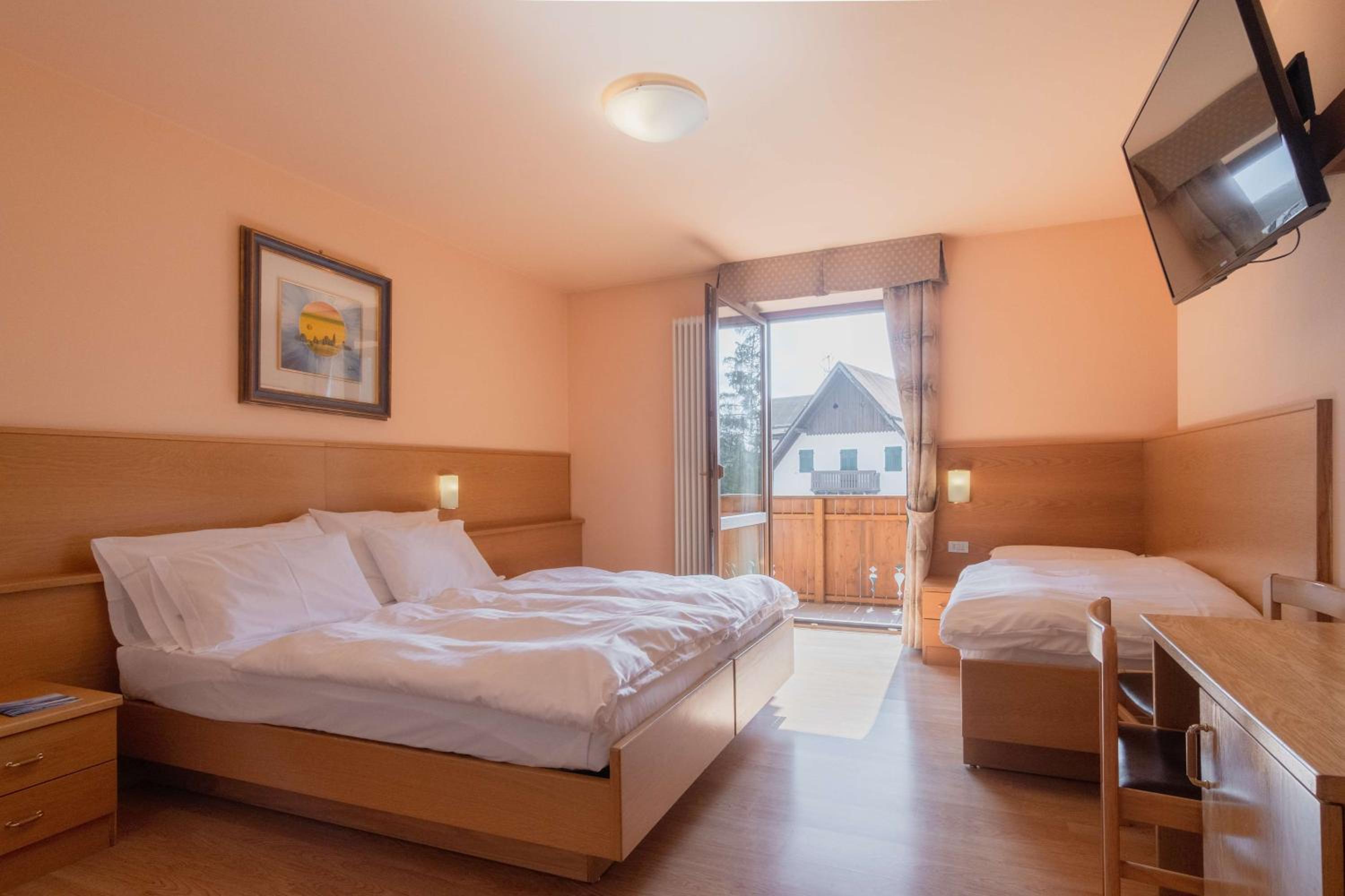 غرفة قياسية بسرير فردي وسرير كوين