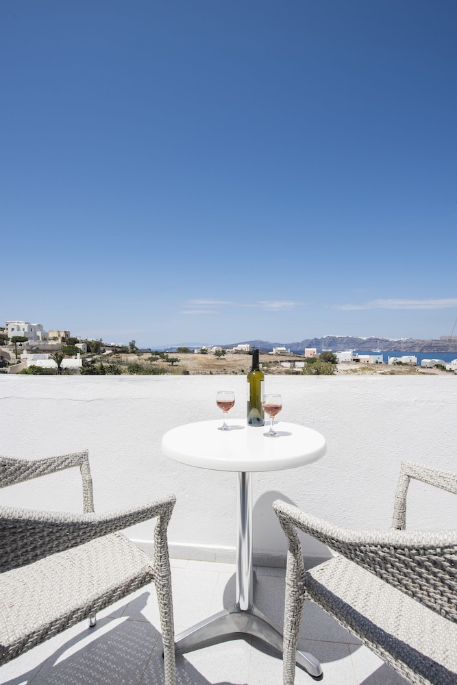 Thira S Dolphin Hotel 57/72