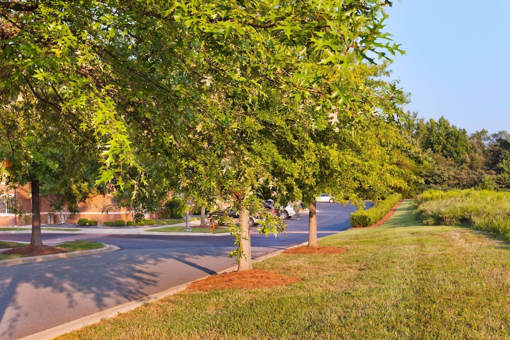 Sonesta Simply Suites Charlotte University 26/28