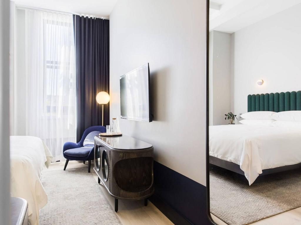 1 Bedroom, Suite, King Bed, City View, Woodlark Hotel Portland, a Tribute Portfolio Hotel 2/3