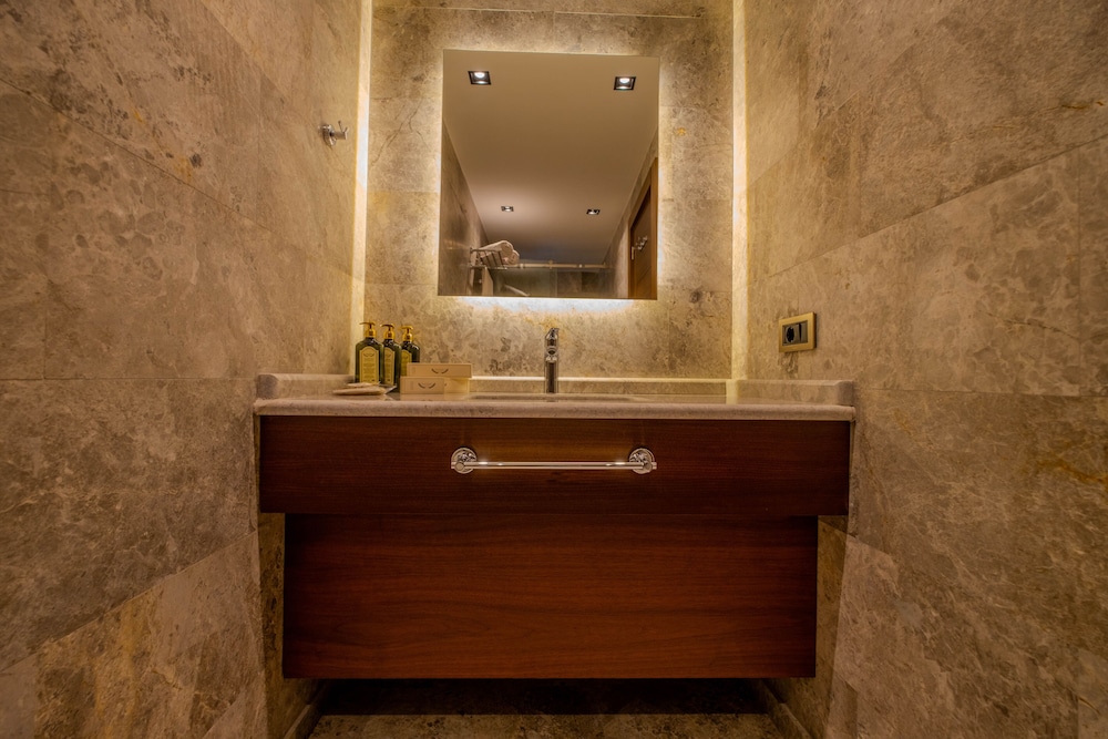 B'Istanbul Hotel 50/50